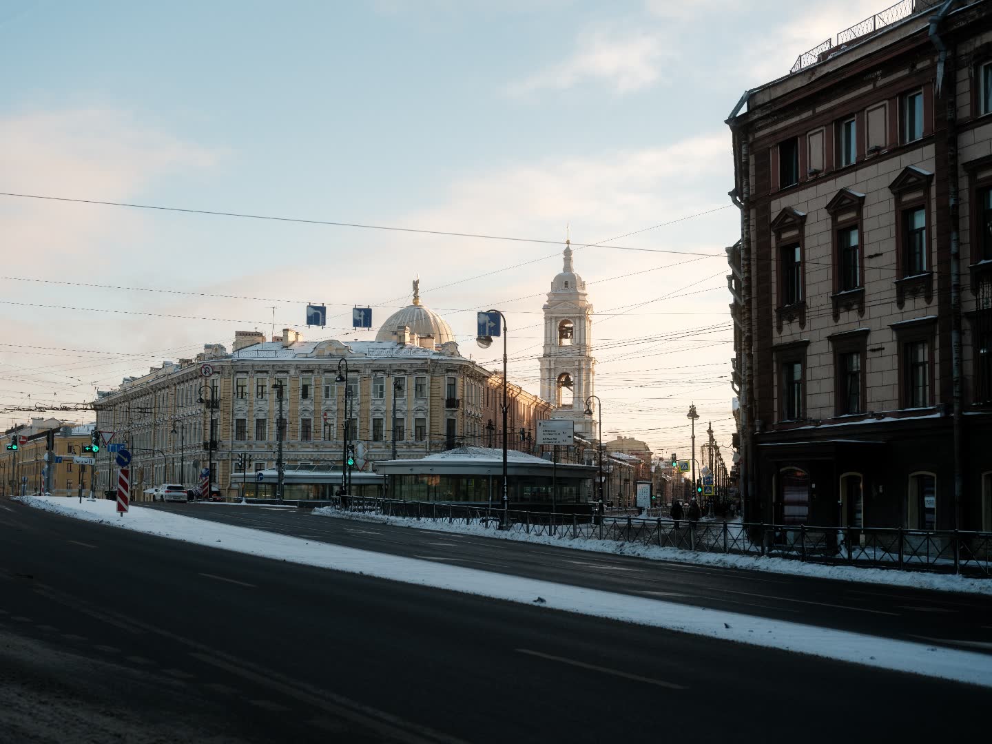 Зимняя городская улица Санкт-Петербурга, пустая дорога